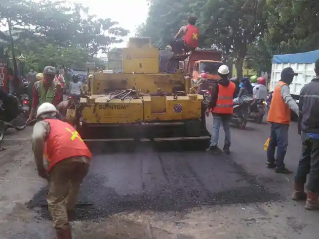 Foto - Permukaan Jalan Rusak Utamanya Bukan Karena Truk Overload, Tapi...