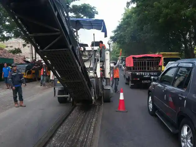 Foto - Jalan Raya Berlubang Di Jawa Timur Sekarang Nyaris Tidak Ada