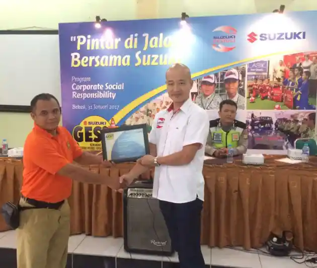 Foto - Suzuki Indonesia Serukan Jadi Penumpang Mobil Yang Aman Kepada Siswa SMP