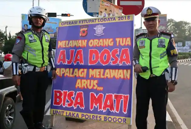 Foto - Poster-poster Lucu Penekan Tingkat Kecelakaan Mudik Disebar di Bogor