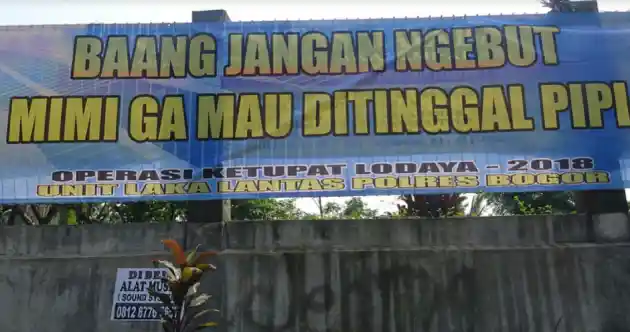 Foto - Poster-poster Lucu Penekan Tingkat Kecelakaan Mudik Disebar di Bogor