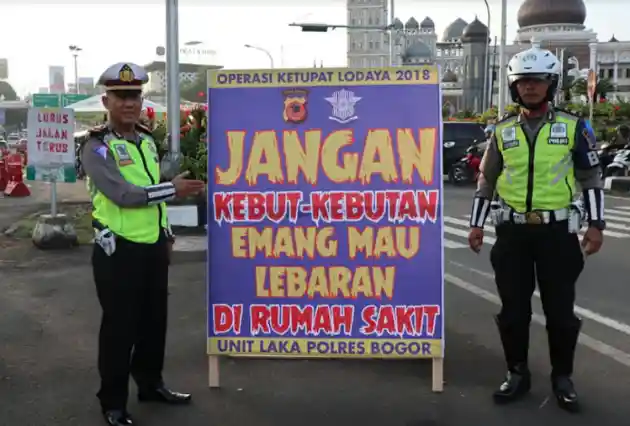 Foto - Poster-poster Lucu Penekan Tingkat Kecelakaan Mudik Disebar di Bogor