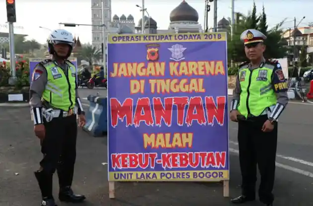 Foto - Poster-poster Lucu Penekan Tingkat Kecelakaan Mudik Disebar di Bogor