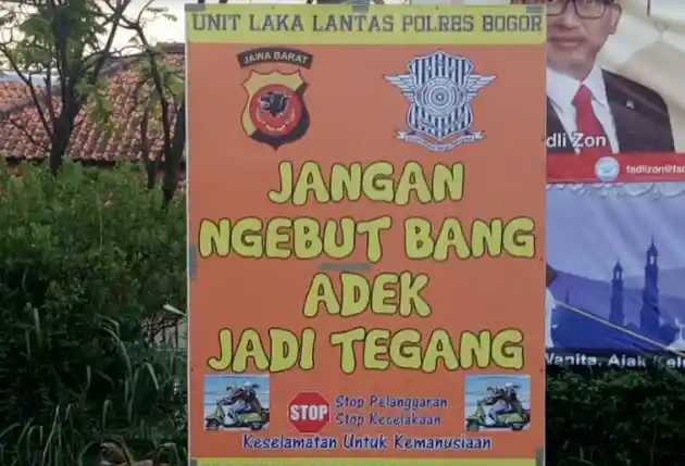 Foto - Poster-poster Lucu Penekan Tingkat Kecelakaan Mudik Disebar di Bogor