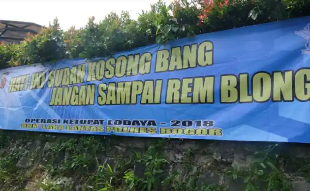 Foto - Poster-poster Lucu Penekan Tingkat Kecelakaan Mudik Disebar di Bogor