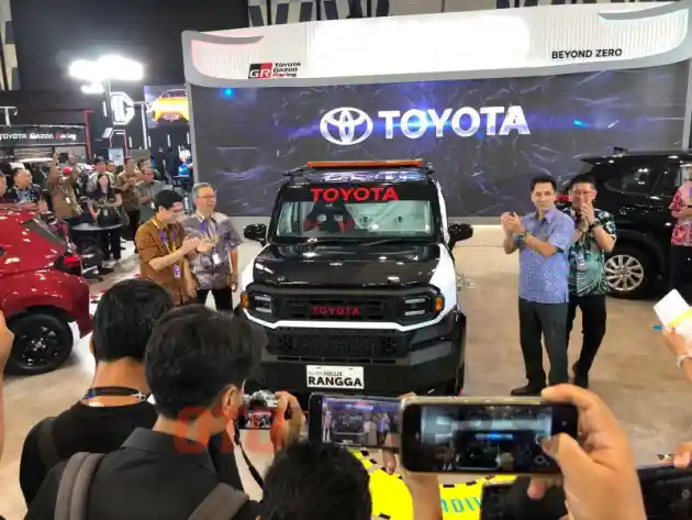 Foto - Toyota Hilux Rangga Jadi Pusat Perhatian di GIIAS Semarang, Ini Daftar Harganya