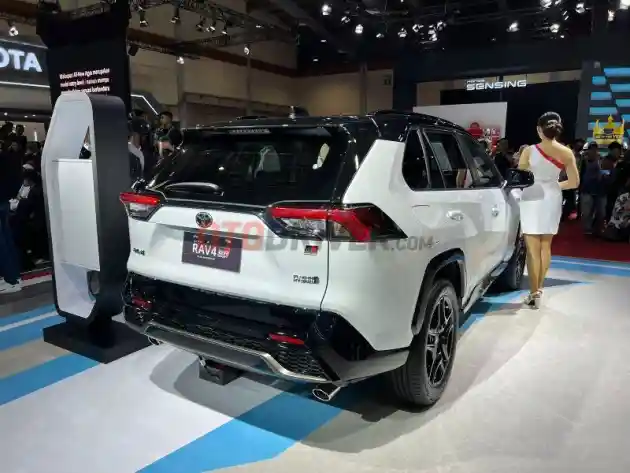 Foto - Toyota RAV4 PHEV Melantai di GJAW, Simak Spesifikasinya