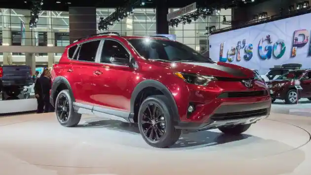 Foto - Toyota RAV4 Generasi Kelima Bisa 'Ubah' Warna Marka Jalan