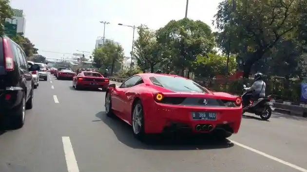 Foto - Puluhan Sportscar Konvoi Rayakan Kemerdekaan