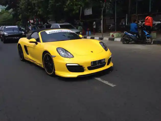 Foto - Puluhan Sportscar Konvoi Rayakan Kemerdekaan