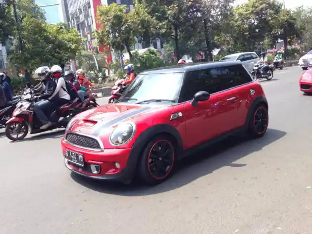 Foto - Puluhan Sportscar Konvoi Rayakan Kemerdekaan