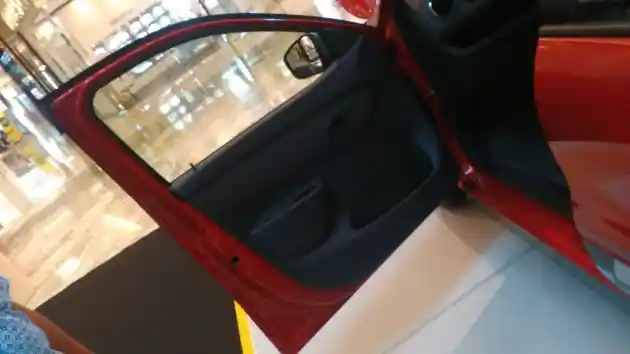 Foto - Power Window Hanya di Depan, Begini Cara Membuka Jendela Renault Kwid