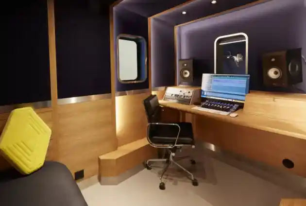 Foto - Rival Mercedes-Benz Sprinter Jadi Studio Rekaman Berjalan