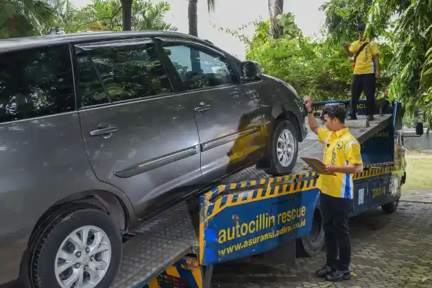 Foto - Daftar Kontak Layanan Towing untuk Mobil yang Kebanjiran