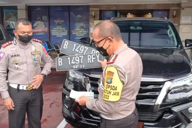 Foto - Mantap, Polisi Tindak Tegas Pelanggaran Yang Dilakukan Fortuner dengan Plat Nomor RFY