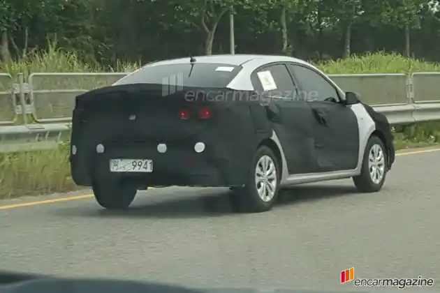 Foto - SPY SHOT: Kia Rio Sedan Terbaru