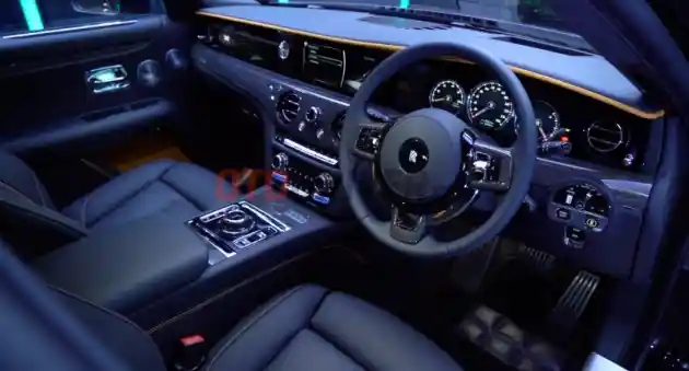 Foto - Varian Hitam Yang Paling Hitam, Rolls Royce Black Badge Ghost Rilis Di Indonesia