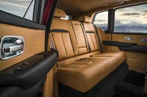 Foto - Bersejarah, Rolls-Royce Resmi Luncurkan SUV Pertamanya