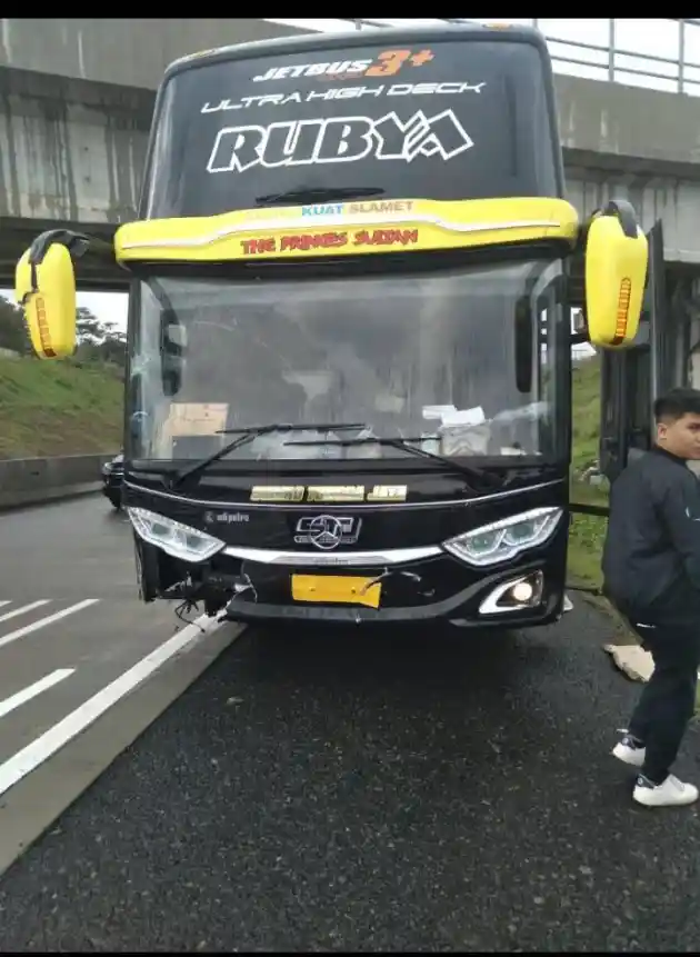 Foto - Baru Mulai Berdinas, Bus UHD PO Sudiro Tungga Jaya Sudah 'Terluka'