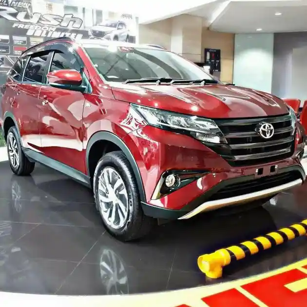 Foto - Toyota Rush Versi Setir Kiri Dapat Varian 5 Seater, Ini Bocoran Harganya (12 Foto)