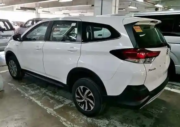 Foto - Toyota Rush Versi Setir Kiri Dapat Varian 5 Seater, Ini Bocoran Harganya (12 Foto)