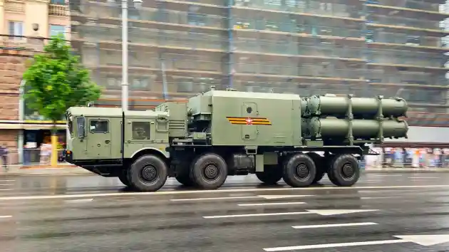 Foto - Jajaran Truk Militer Rusia Jadi Daya Tarik VE Day Di Moscow