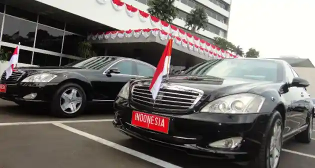 Foto - Bolehkah Masyarakat Biasa Beli Mercedes-Benz Spek Presiden?