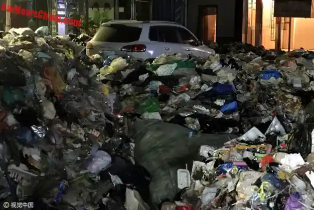 Foto - Mobil Ini Ditimbun Sampah Gara-gara Parkir Sembarangan