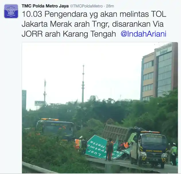 Foto - Tiang Rambu Arah Tol Jakarta-Merak Rubuh, Kini Sudah Bisa Dilalui