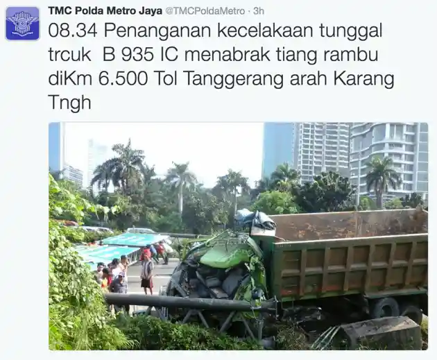 Foto - Tiang Rambu Arah Tol Jakarta-Merak Rubuh, Kini Sudah Bisa Dilalui