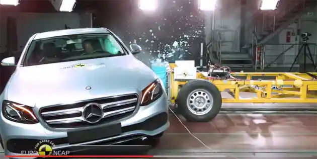 Foto - VIDEO: Crash Test Mercedes-Benz E-Class 2016