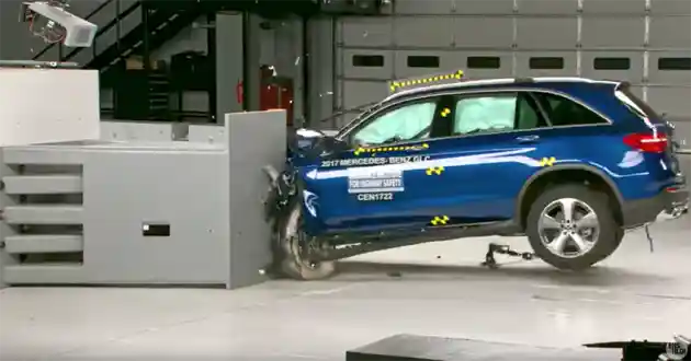 Foto - VIDEO: Crash Test Mercedes-Benz GLC 2017 (IIHS)