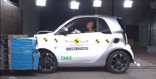 Foto - Video: Crash Test Smart Fortwo Electric Drive (Euro NCAP)