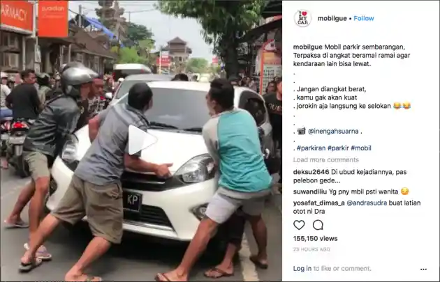 Foto - Ada Toyota Agya Parkir Sembarangan, Ini yang Dilakukan Warga