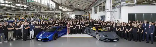 Foto - Lamborghini Rayakan Pencapaian Jumlah Produksi Aventador Ribuan Unit