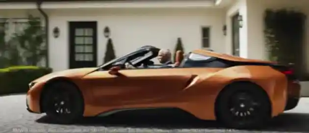 Foto - VIDEO: Mantan Orang Nomor 1 Mercedes-Benz Kendarai BMW i8 Roadster Setelah Pensiun!