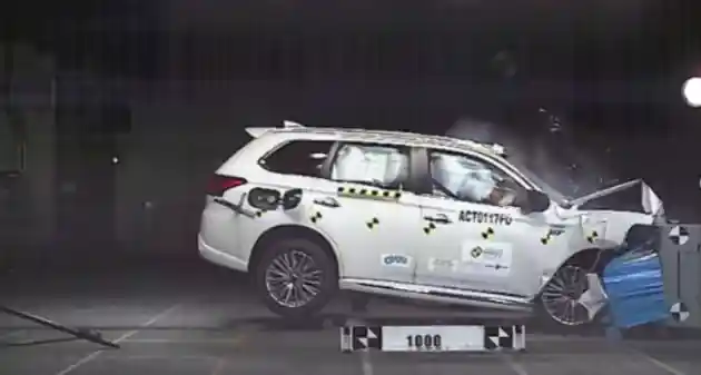 Foto - VIDEO: Crash Test Mitsubishi Outlander PHEV (ASEAN NCAP)