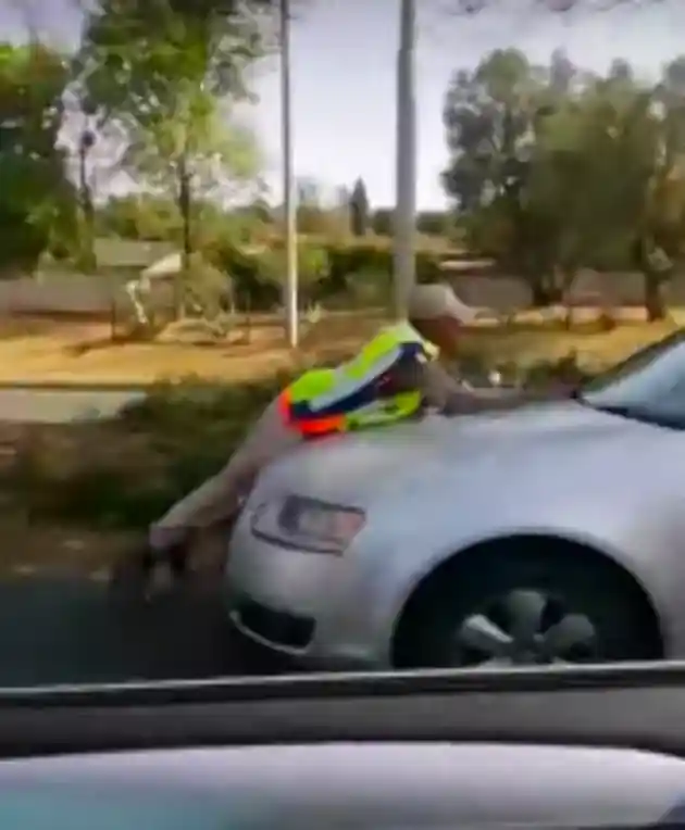 Foto - VIDEO: Tak Hanya Indonesia, Polisi Bergelayutan di Mobil Juga Terjadi di Afrika