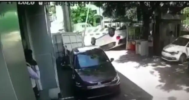 Foto - VIDEO: Sebuah Volkswagen Polo Gress Terguling di Dealer