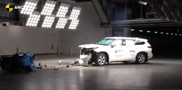 Foto - VIDEO: Crash Test Toyota Kluger (ANCAP)
