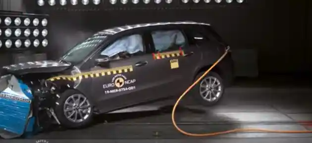 Foto - VIDEO: Crash Test Mercedes-Benz GLA-Class (Euro NCAP)