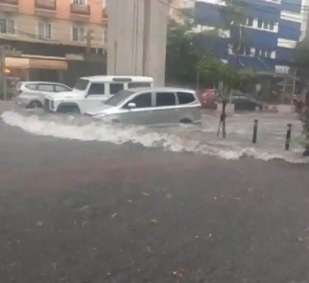 Foto - Ingat, Sayangi Mobil Anda Dengan Tidak Menerobos Banjir!