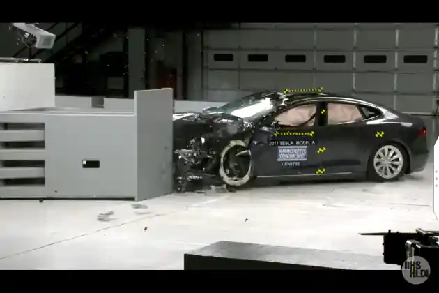 Foto - VIDEO: Crash Test Tesla Model S 2017