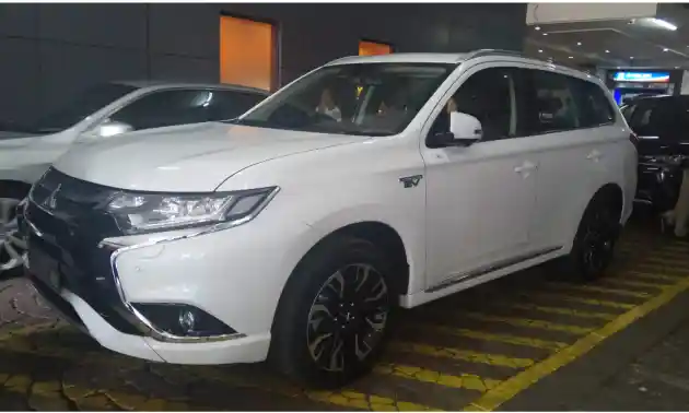 Foto - Profil Mitsubishi Outlander PHEV dan i-Miev Untuk Kemenperin