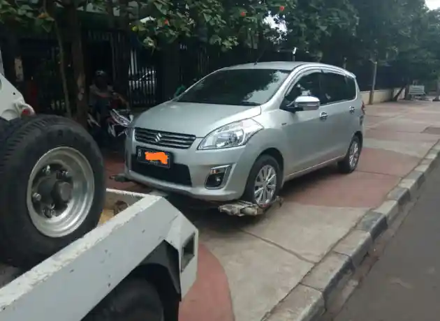 Foto - Mobil Diderek Dishub? Begini Cara Mengambilnya