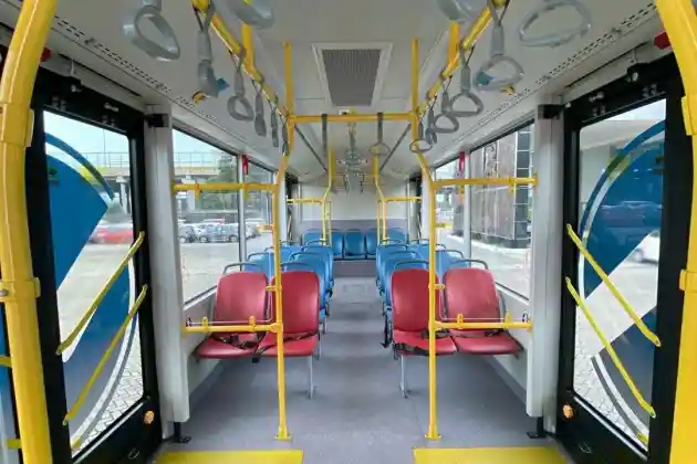 Foto - Ini Perbedaan Bus Listrik Skywell Dan BYD Transjakarta