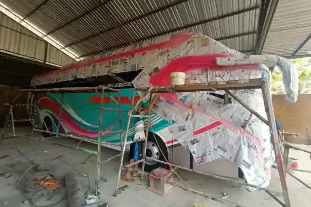 Foto - Baru Keluar Karoseri Bus Rimba Raya Sudah Masuk Bengkel Lagi, Kenapa?