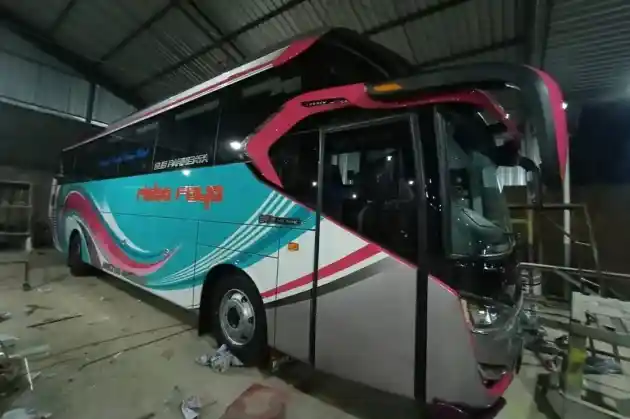 Foto - Baru Keluar Karoseri Bus Rimba Raya Sudah Masuk Bengkel Lagi, Kenapa?