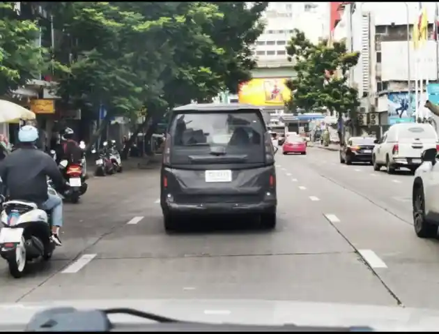 Foto - SPY SHOT: Nissan Serena Generasi Terbaru Di Jalan Thailand