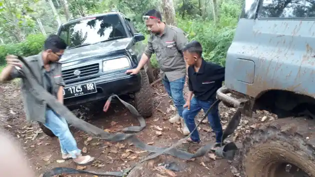 Foto - Komunitas Suzuki Sidekick Vitara Escudo Berlatih Jinakkan Si Badak!